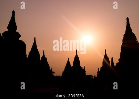 sagoma del tempio al tramonto a bagan Foto Stock