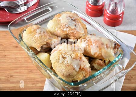 Casseruola con patate al forno e pollo condito con mozzarella. Foto Stock