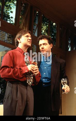 l-r: David Bamber (Guy), John Sessions (Daniel) nella MIA NOTTE CON REG di Kevin Elyot al Criterion Theatre, Londra SW1 21/11/1994 design: William Dudley illuminazione: Jon Linstrum regista: Roger Michell Foto Stock