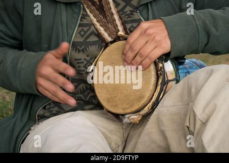 Closeup di un musicista che suona il musical del tamburo del calice strumento Foto Stock