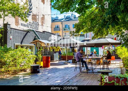 Si può cenare all'aperto al ristorante Komu Komu Komu nella Soho Factory, nel quartiere Praga di Varsavia, Polonia Foto Stock