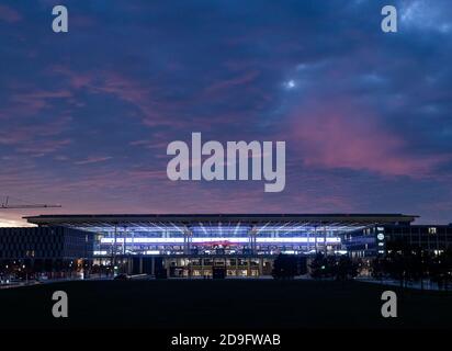 05 novembre 2020, Brandeburgo, Schönefeld: Terminal 1 del nuovo aeroporto di Berlino Brandenburg Willy Brandt (BER) è illuminato in prima serata. Foto: Bernd von Jutrczenka/dpa Foto Stock