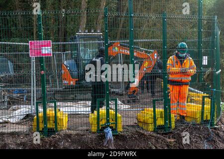 Denham, Buckinghamshire, Regno Unito. 5 Novembre 2020. Nonostante l'Inghilterra sia ora in un blocco nazionale Covid-19 per la seconda volta, HS2 sono stati autorizzati a continuare con i loro lavori di costruzione per la nuova ferrovia ad alta velocità da Londra a Birmingham. Il calcestruzzo è stato pompato nelle fondamenta per un nuovo ponte HS2 attraverso il fiume di gesso Colne nel Denham Country Park oggi. Credit: Maureen McLean/Alamy Live News Foto Stock