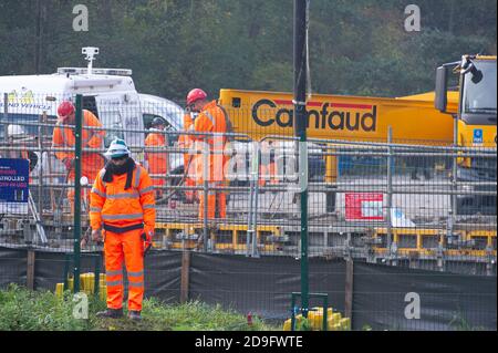 Denham, Buckinghamshire, Regno Unito. 5 Novembre 2020. Nonostante l'Inghilterra sia ora in un blocco nazionale Covid-19 per la seconda volta, HS2 sono stati autorizzati a continuare con i loro lavori di costruzione per la nuova ferrovia ad alta velocità da Londra a Birmingham. Il calcestruzzo è stato pompato nelle fondamenta per un nuovo ponte HS2 attraverso il fiume di gesso Colne nel Denham Country Park oggi. Credit: Maureen McLean/Alamy Live News Foto Stock