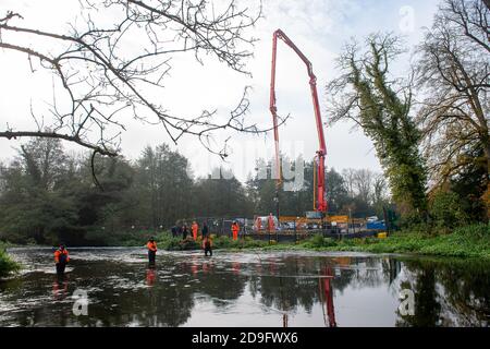 Denham, Buckinghamshire, Regno Unito. 5 Novembre 2020. Nonostante l'Inghilterra sia ora in un blocco nazionale Covid-19 per la seconda volta, HS2 sono stati autorizzati a continuare con i loro lavori di costruzione per la nuova ferrovia ad alta velocità da Londra a Birmingham. Il calcestruzzo è stato pompato nelle fondamenta per un nuovo ponte HS2 attraverso il fiume di gesso Colne nel Denham Country Park oggi. Credit: Maureen McLean/Alamy Live News Foto Stock