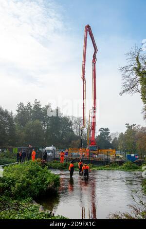 Denham, Buckinghamshire, Regno Unito. 5 Novembre 2020. Nonostante l'Inghilterra sia ora in un blocco nazionale Covid-19 per la seconda volta, HS2 sono stati autorizzati a continuare con i loro lavori di costruzione per la nuova ferrovia ad alta velocità da Londra a Birmingham. Il calcestruzzo è stato pompato nelle fondamenta per un nuovo ponte HS2 attraverso il fiume di gesso Colne nel Denham Country Park oggi. Credit: Maureen McLean/Alamy Live News Foto Stock