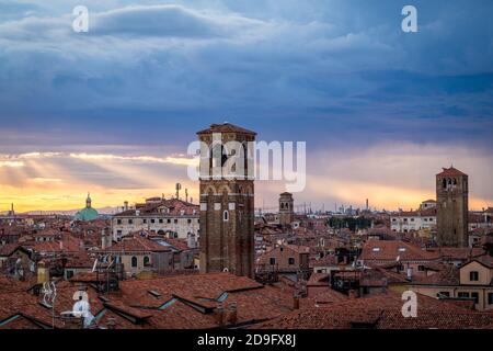 Vista di Venezia al tramonto Foto Stock