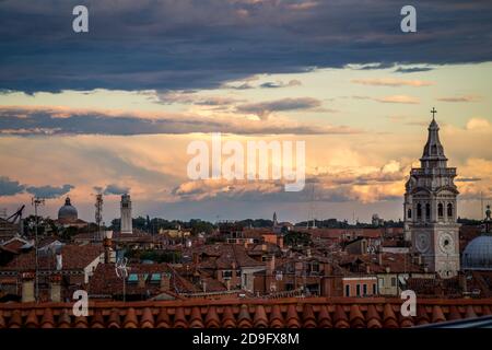 Panorama su Venezia al tramonto Foto Stock