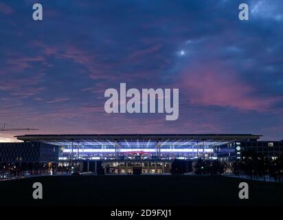 05 novembre 2020, Brandeburgo, Schönefeld: Terminal 1 del nuovo aeroporto di Berlino Brandenburg Willy Brandt (BER) è illuminato in prima serata. Foto: Bernd von Jutrczenka/dpa Foto Stock