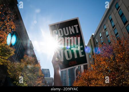 Philadelphia, Pennsylvania, Stati Uniti. 5 Nov 2020. Le folle si radunano fuori dal centro convegni di Philadelphia mentre le urne continuano a contare all'interno per determinare il vincitore delle elezioni presidenziali americane della Pennsylvania il 5 novembre 2020 a Philadelphia. Credit: Bryan Smith/ZUMA Wire/Alamy Live News Foto Stock