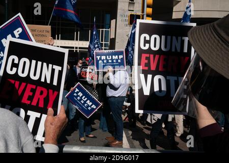 Philadelphia, Pennsylvania, Stati Uniti. 5 Nov 2020. Le folle si radunano fuori dal centro convegni di Philadelphia mentre le urne continuano a contare all'interno per determinare il vincitore delle elezioni presidenziali americane della Pennsylvania il 5 novembre 2020 a Philadelphia. Credit: Bryan Smith/ZUMA Wire/Alamy Live News Foto Stock