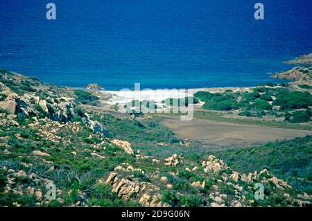 Spiaggia di Tonnara nella Corsica del Sud, Francia (scansionato da Fujichrome Velvia) Foto Stock