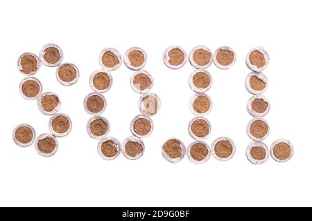 Terreno di parola con compresse di torba per piantine isolato su bianco sfondo Foto Stock