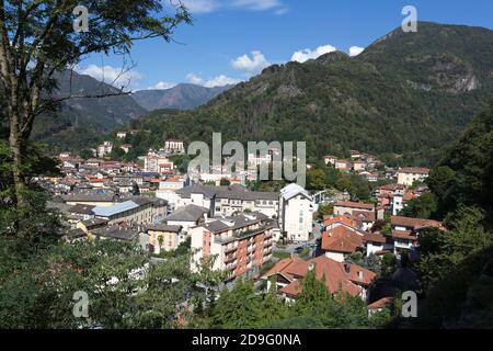 Varallo, Italia - 19 agosto 2020: Veduta di Varallo dal santo santuario Foto Stock