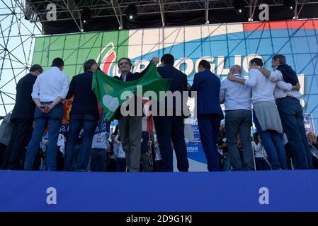 Roma, Italia. 19 Ott 2019. Presidenti delle regioni governate da partiti di destra, con il presidente della Regione Lombardia Attilio Fontana che sventola la bandiera della Lombardia durante l'evento ''Pride Italiano'' a Piazza San Giovanni che riunisce le parti di destra italiane, Lega, Fratelli d'Italia e forza Italia. Credit: Vincenzo Nuzzolese/SOPA Images/ZUMA Wire/Alamy Live News Foto Stock