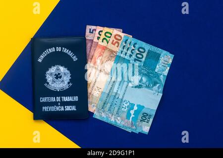 Traduzione: Repubblica Federativa del Brasile, Ministero del lavoro. / scheda di lavoro brasiliana. Calendario brasiliano. Sfondo rappresentante la bandiera del Brasile. R Foto Stock