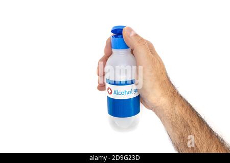 Mano dell'uomo che apre una bottiglia di alcol disinfettante per la cura di sé 96 Foto Stock