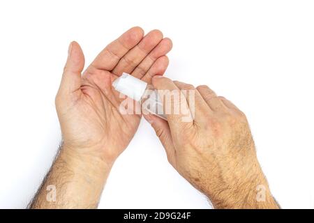 Mani di un uomo che applica gel di alcol per fare pulizia e chiaro germe, batteri, concetto di assistenza sanitaria Foto Stock