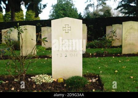 Il sito del Commonwealth War Graves presso il Botley Road Cemetery, Oxford, Oxfordshire, Regno Unito (al tramonto). NELLA FOTO: Tombe German Pow separate in un angolo tranquillo. Foto Stock