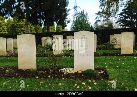 Il sito del Commonwealth War Graves presso il Botley Road Cemetery, Oxford, Oxfordshire, Regno Unito (al tramonto). NELLA FOTO: Tombe German Pow separate in un angolo tranquillo. Foto Stock