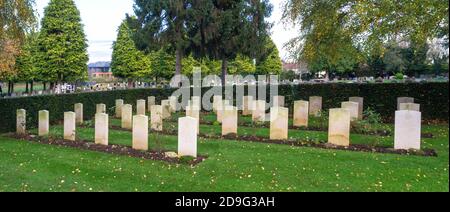 Il sito del Commonwealth War Graves presso il Botley Road Cemetery, Oxford, Oxfordshire, Regno Unito (al tramonto). NELLA FOTO: Tombe German Pow separate in un angolo tranquillo. Foto Stock