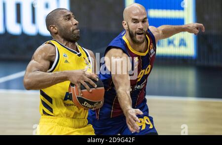 Berlino, Germania. 05 novembre 2020. Pallacanestro: Eurolega, Alba Berlin - FC Barcellona, turno principale, 7° incontro, Mercedes-Benz Arena. Albas Jayson Granger (l) combatte contro Nick Calathes del FC Barcelona per la palla. Credit: Andreas Gora/dpa/Alamy Live News Foto Stock