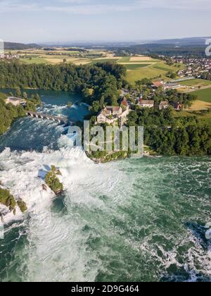 Veduta aerea dal drone delle Cascate del Reno con il castello di Laufen, Svizzera. Le cascate del Reno sono le più grandi d'Europa Foto Stock