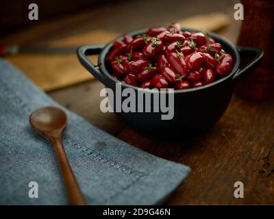 Fagioli rossi del rene in un crock del ferro della ghisa Foto Stock