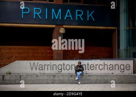 Warrington Interchange con il cartello Primark Shop Foto Stock