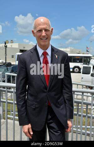 MIAMI, FL - GIUGNO 16: Il Presidente degli Stati Uniti Donald Trump arriva all'Aeroporto Internazionale di Miami prima del suo evento dove ha firmato cambiamenti politici verso Cuba il 16 giugno 2017 a Miami, Florida. Persone: Governatore della Florida Rick Scott credito: Hoo-me / MediaPunch Foto Stock