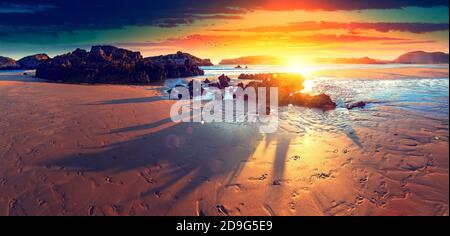 Paesaggio scenico della spiaggia e Sunset.Scenic rocce e scogliera in spiaggia Nel villaggio di Noja,Cantabria,Spagna Foto Stock