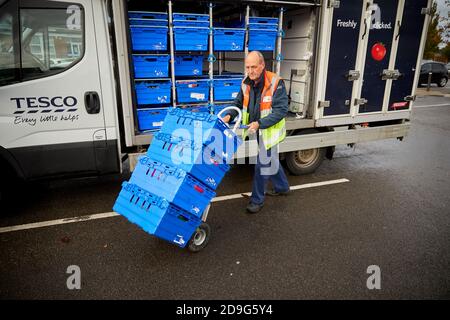 SERVIZIO di consegna a domicilio TESCO con furgoni Foto Stock