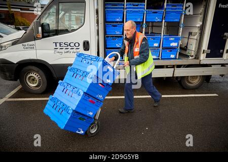 SERVIZIO di consegna a domicilio TESCO con furgoni Foto Stock