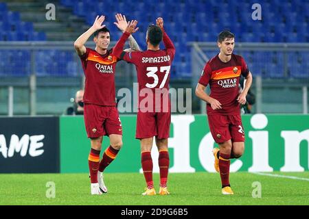 Roger Ibanez di Roma festeggia con Leonardo Spinazzola dopo aver segnato 2-0 gol durante la UEFA Europa League, Group Stage, Gruppo A, partita di calcio tra ROMA E cfr Cluj il 5 novembre 2020 allo Stadio Olimpico di Roma, Italia - Foto Federico Proietti / DPPI Photo LM/DPPI/Federico Proietti Foto Stock