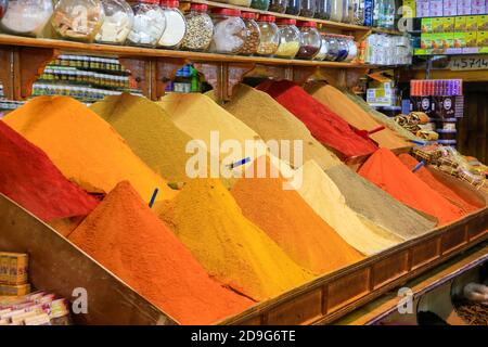 Bancarella di spezie, souk di Marrakech, Marocco. Foto Stock