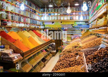 Bancarella di spezie, souk di Marrakech, Marocco. Foto Stock