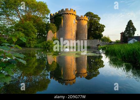 Il Castello di Whittington, vicino a Oswestry, si riflette nel fossato del castello, Shropshire. Foto Stock