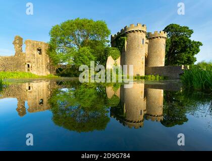 Il Castello di Whittington, vicino a Oswestry, si riflette nel fossato del castello, Shropshire. Foto Stock