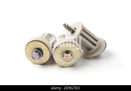 Il bullone di trasporto è isolato su uno sfondo bianco. Vista laterale. Foto Stock