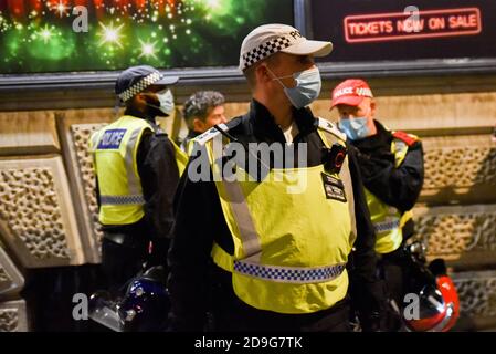 Londra, Regno Unito. 5 novembre 2020. Manifestanti anti anti anti anti-blocco nel centro di Londra. Credit: Matthew Chpicle/Alamy Live News Foto Stock