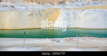 cava di sabbia bianca al quarzo con lago blu Foto Stock