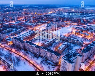Vista aerea della città invernale con incroci e strade, case, edifici, parchi. Colpo di drone in elicottero. Ampia immagine panoramica. Kharkiv, Ucraina Foto Stock