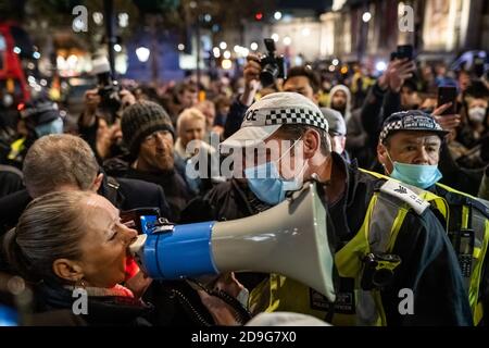 Coronavirus: Anti-blocco / milioni di marzo maschera. Alcune centinaia di manifestanti e attivisti anti-governativi, compresi i dimostranti anti anti-blocco, si riuniscono a Trafalgar Square prima di attraversare la città nella notte di Guy Fawkes per la protesta annuale ‘Million Mask March’ contro la corruzione del governo e altre questioni politiche. Associata al gruppo hacker Anonymous, la protesta annuale cade in genere nell’anniversario del tentativo di Guy Fawkes di far saltare il parlamento ed è ispirata in parte dal film e dal romanzo grafico V di Vendetta. Londra, Regno Unito. Foto Stock