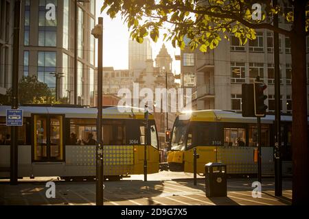 Tram Metrolink Manchester St Peters Square in autunno a bassa luminosità Foto Stock