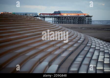 Blackpool Central Pier in una serata d'autunno bagnata Foto Stock