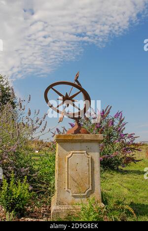 Una meridiana Armillary in un giardino d'estate Foto Stock