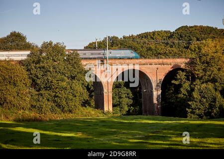 Twemlow Viadotto alla Cappella di Holmes una classe Avanti West Coast 390 Pendolino su un servizio WCML di Manchester London Foto Stock