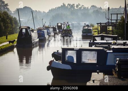 Mattina piena di impegni presso il porticciolo di Nantwich Canal Centre Cheshire sullo Shropshire Union Canal Foto Stock