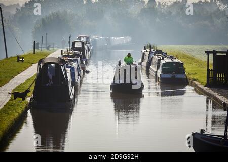 Mattina piena di impegni presso il porticciolo di Nantwich Canal Centre Cheshire sullo Shropshire Union Canal Foto Stock