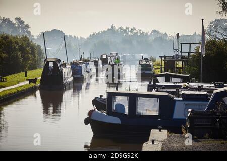 Mattina piena di impegni presso il porticciolo di Nantwich Canal Centre Cheshire sullo Shropshire Union Canal Foto Stock